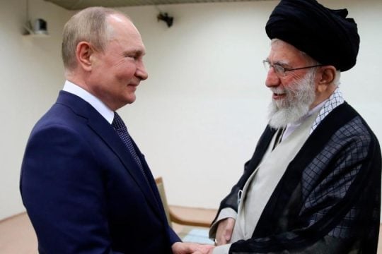 Η δολοφονία Χαμενεΐ που θύμισε... Καντάφι και το άγχος που προκλήθηκε στο Κρεμλίνο
